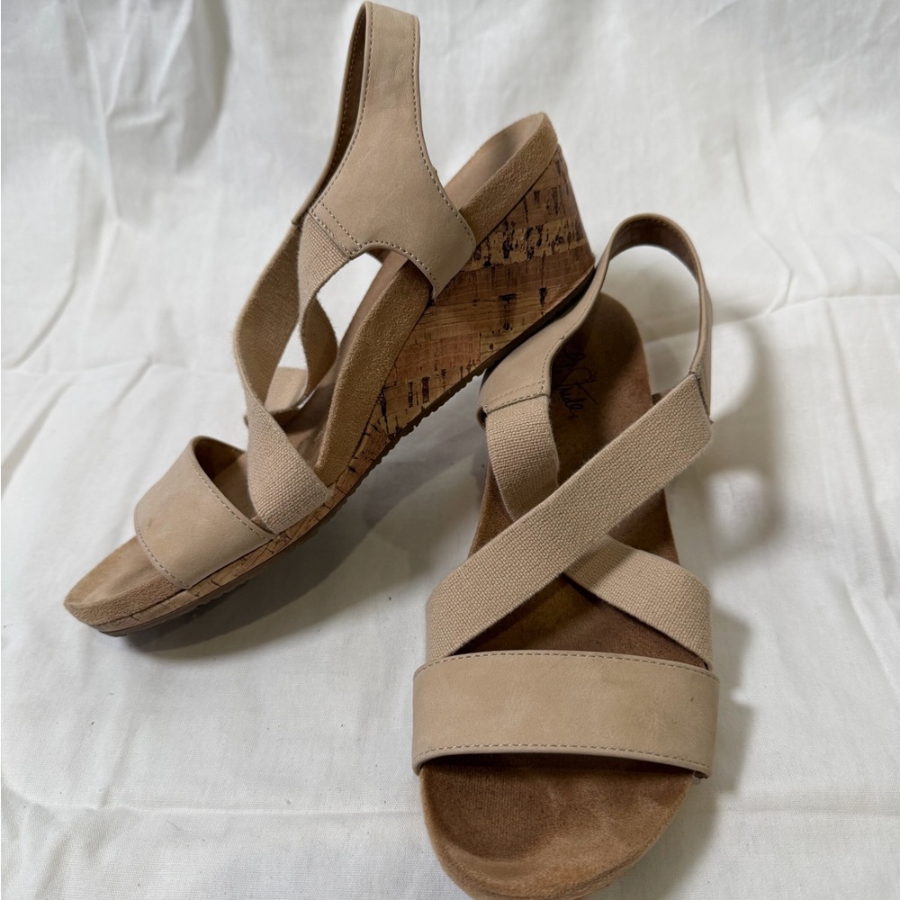 Chic Tan Wedge Sandals